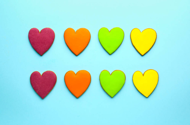 Biscotti a forma di cuore per San Valentino su sfondo a colori
 - Foto, immagini