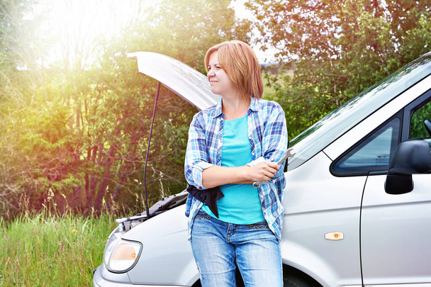 Woman waits help near broken car - Foto, Bild