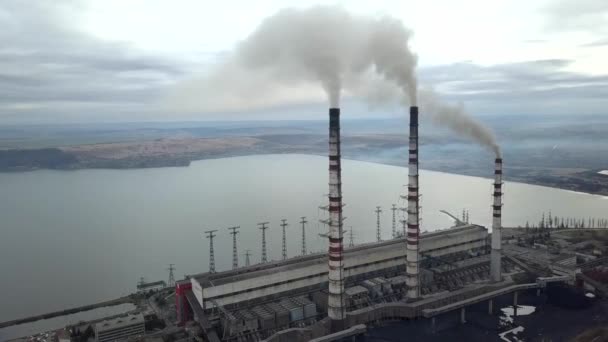 Luftaufnahme von hohen Schornsteinen mit grauem Rauch aus Kohlekraftwerken. Stromerzeugung mit fossilen Brennstoffen. - Filmmaterial, Video