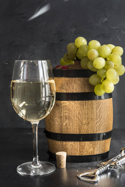 Натюрморт с белым вином, бутылкой и баром
 - Фото, изображение