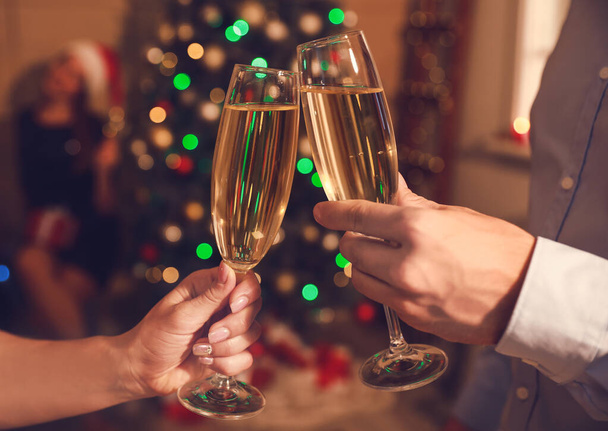Přátelé pijí šampaňské na Silvestrovském večírku - Fotografie, Obrázek