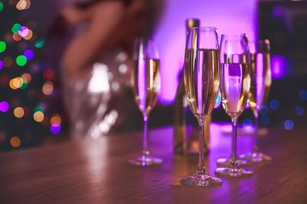 Окуляри шампанського на столі на новорічній вечірці
 - Фото, зображення