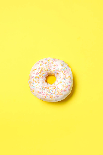 Sweet tasty donut on color background - Φωτογραφία, εικόνα
