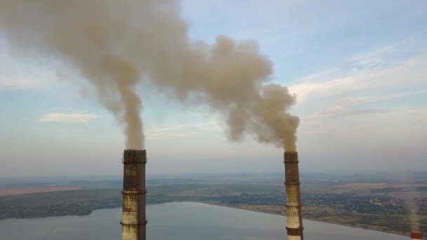 Vista aérea de tubos de chaminé alta com fumaça cinza da usina de carvão. Produção de electricidade com combustíveis fósseis. - Filmagem, Vídeo