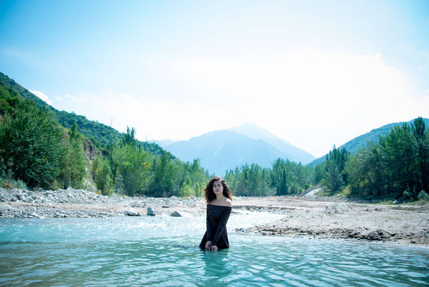 bonito e sexy mulher de pé no rio no verde madeira fundo
 - Foto, Imagem