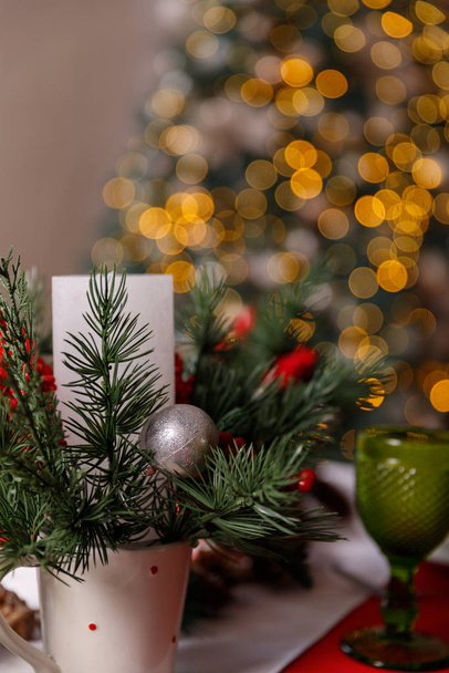 Glazen en decoraties op een kersttafel - Foto, afbeelding
