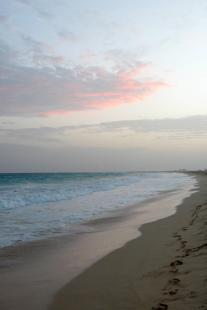 vista de una playa tropical aislada en Cabo Verde al atardecer
 - Foto, imagen