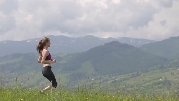 Genç kadın turist yaz dağlarında yürüyüş yaparken yoga hazımsızlığında ellerini kaldırıyor.. - Video, Çekim