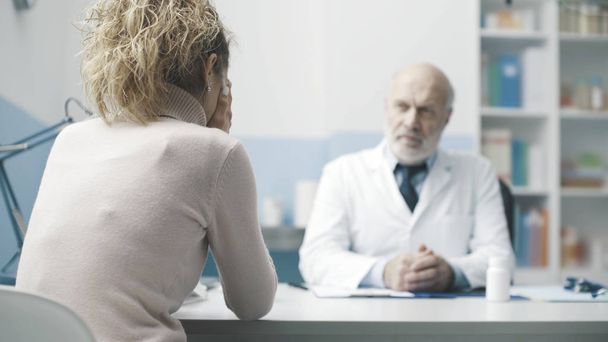 Doctor giving bad news to a patient - Foto, afbeelding
