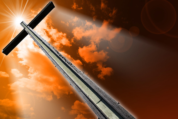 Cruz contra el cielo naranja
 - Foto, imagen
