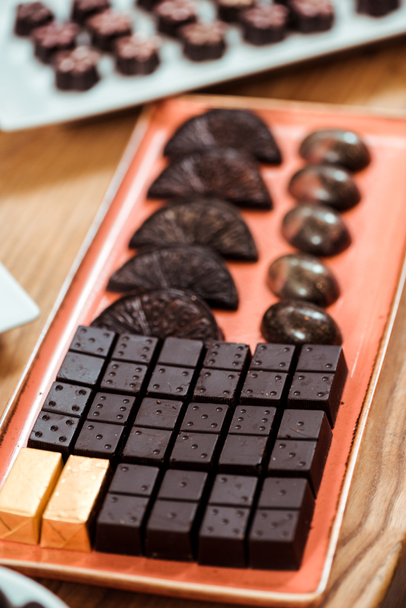 Selektiver Fokus von Schokoladenbonbons in Goldfolie  - Foto, Bild