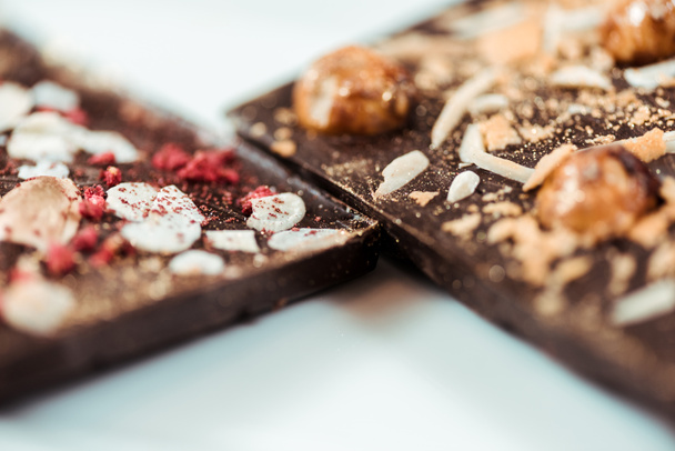 focus selettivo di deliziose barrette di cioccolato fondente
  - Foto, immagini