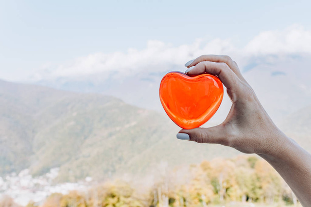 Πρόσωπο που κρατά καρδιά με σενάριο βουνό Πανόραμα - Φωτογραφία, εικόνα