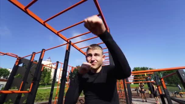 Dospělý sportovní chlap boxuje - dělá pouliční cvičení cvičení - Záběry, video
