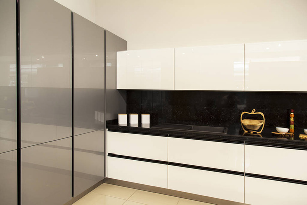 Interieur van luxe moderne keuken witte grijze kasten - Foto, afbeelding