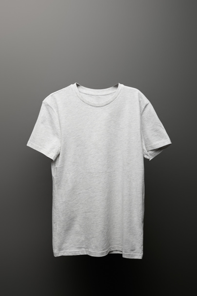 camiseta básica en blanco gris claro sobre fondo gris
 - Foto, Imagen