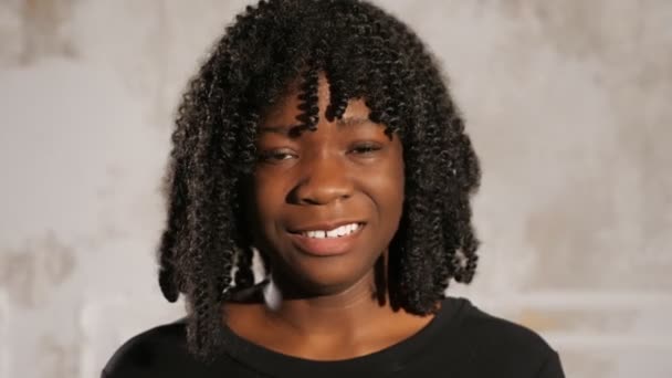 érzelmi afro-amerikai hölgy sikoltozik a harag és sír - Felvétel, videó