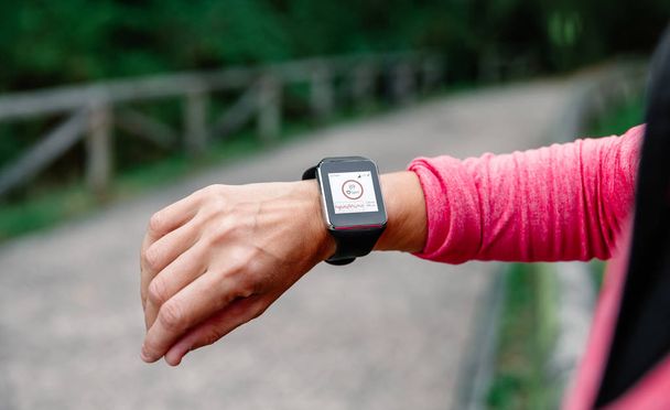 atleet vrouw arm met smartwatch - Foto, afbeelding