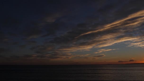 Západ slunce v Camargue na jihovýchodě Francie, oceán, zpomalení - Záběry, video