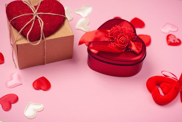 Czerwone serca z prezentem na Walentynki - Zdjęcie, obraz
