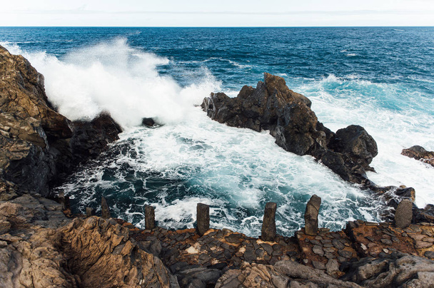 Ein mächtiger Sturm im Atlantik in einer Bucht an der Küste Teneriffas. - Foto, Bild