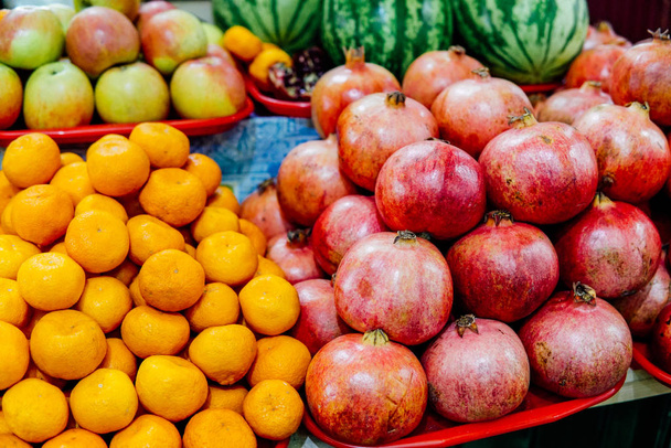 muchas frutas en una mesa de mandarinas y naranjas
 - Foto, Imagen