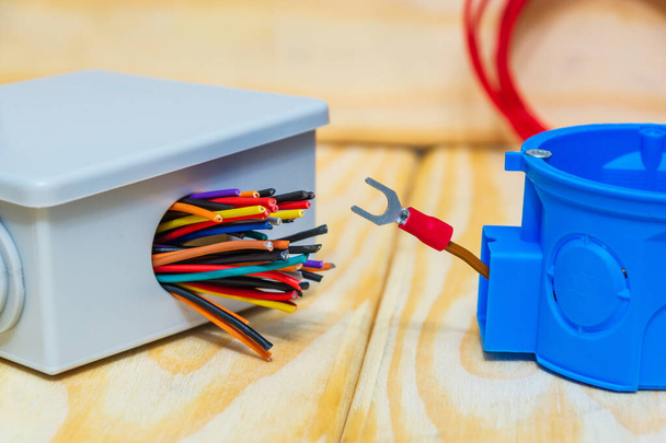Boîtes de jonction électriques avec câbles utilisés dans le processus d'installation électrique
 - Photo, image