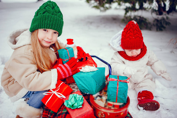 Cute little girl in a winter park - Foto, immagini