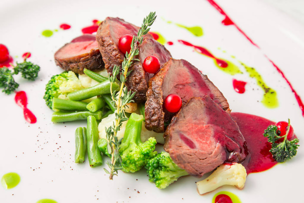 kalfsvlees met broccoli en saus - Foto, afbeelding