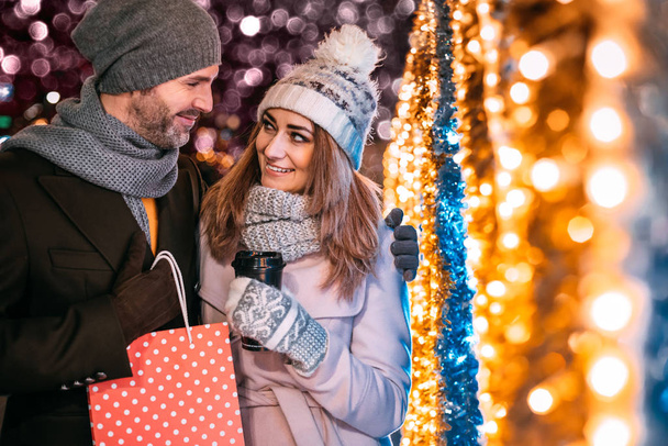 Happy couple walks on a street decorated for Christmas - Foto, Bild