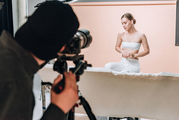 写真スタジオでビデオ撮影者にポーズ美しい女性の選択的な焦点 - 写真・画像