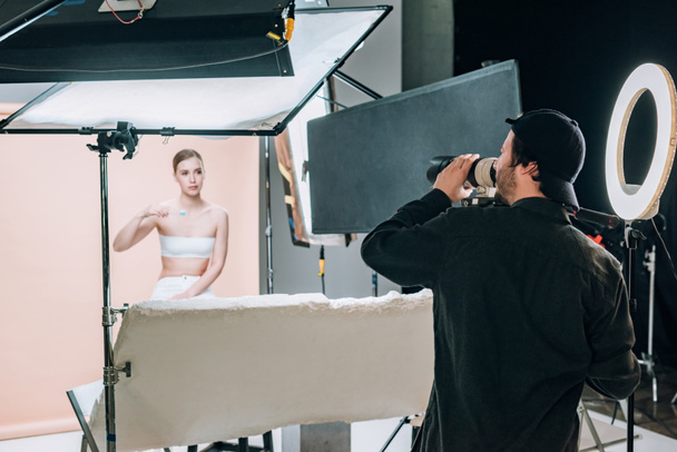 Gyönyörű női modell pózol videós fotóstúdióban - Fotó, kép