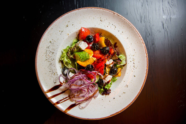 Salat mit Tomaten Oliven Gurken Zwiebeln - Foto, Bild