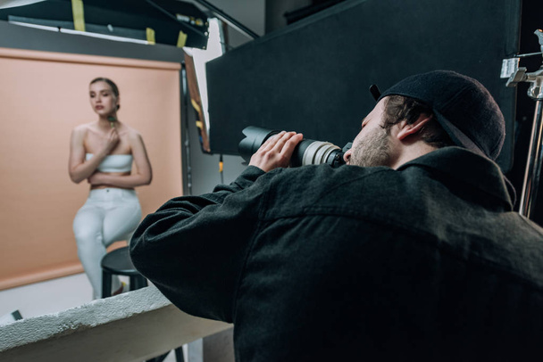 Szelektív fókusz videós forgatás női modell fotó stúdióban - Fotó, kép