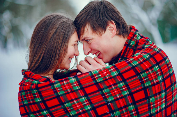 Χαριτωμένο ζευγάρι διασκεδάστε σε ένα χειμερινό πάρκο - Φωτογραφία, εικόνα