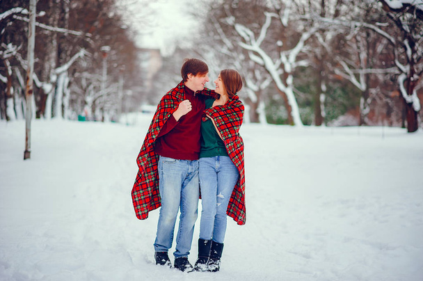 Cute couple have fun in a winter park - Foto, Bild