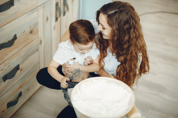 Madre con figlioletto in cucina - Foto, immagini