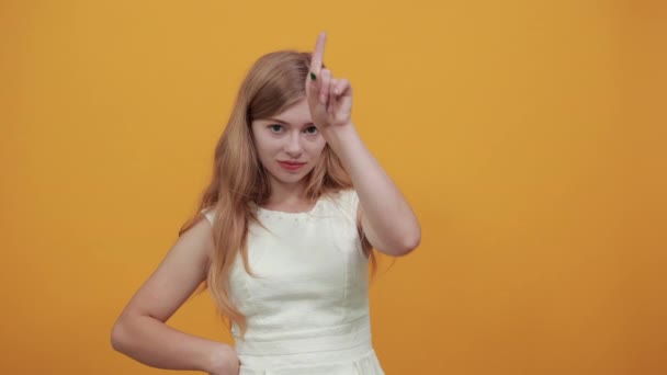enttäuschte junge Frau, die den Finger auf der Stirn behält und eine Verlierergeste macht - Filmmaterial, Video