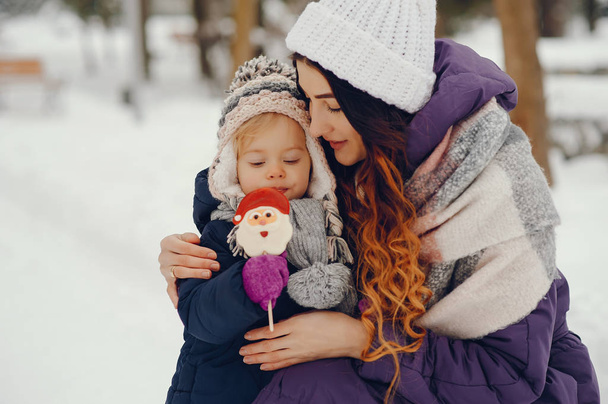 Mother and daughter in a winter park - Fotografie, Obrázek