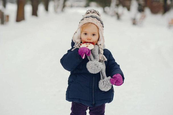 Cute little girl in winter park - Fotoğraf, Görsel
