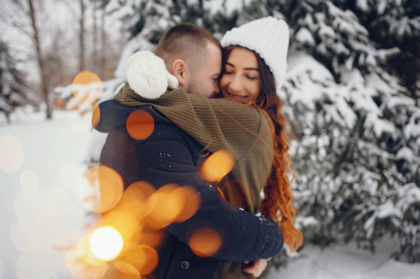 Beutiful woman in a winter park with her husband - Foto, Imagem