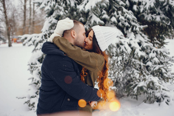 Kış parkında kocasıyla güzel bir kadın. - Fotoğraf, Görsel