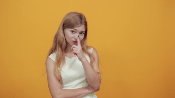 Poważny biały młoda dama trzyma palec na brodzie, wygląda rozczarowany - Materiał filmowy, wideo