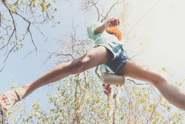 Frau springt oder überschlägt sich im Wald - Foto, Bild