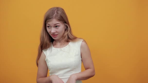 Choqué caucasien jeune femme garder la main sur l'oreille, écouter quelque chose
 - Séquence, vidéo