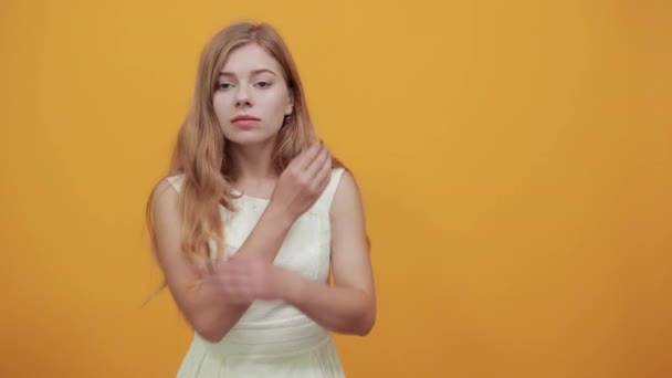 attraktive blonde junge Frau umarmt sich und drückt die Hände - Filmmaterial, Video