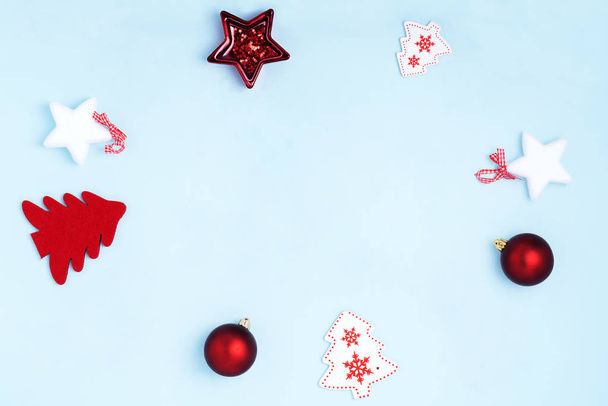 Capodanno e composizione cornice di Natale. Decorazioni su sfondo blu pastello. Vista dall'alto, disposizione piatta, spazio di copia
 - Foto, immagini