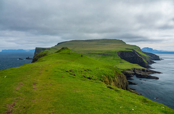 Mykines ilha sob céu nublado nas Ilhas Faroé
 - Foto, Imagem