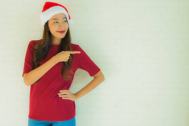 Porträt schöne junge asiatische Frauen tragen Weihnachtsmann Hut für Promi - Foto, Bild