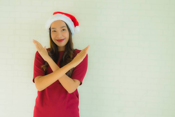 Portret mooie jonge aziatische vrouwen dragen santa hoed voor celeb - Foto, afbeelding